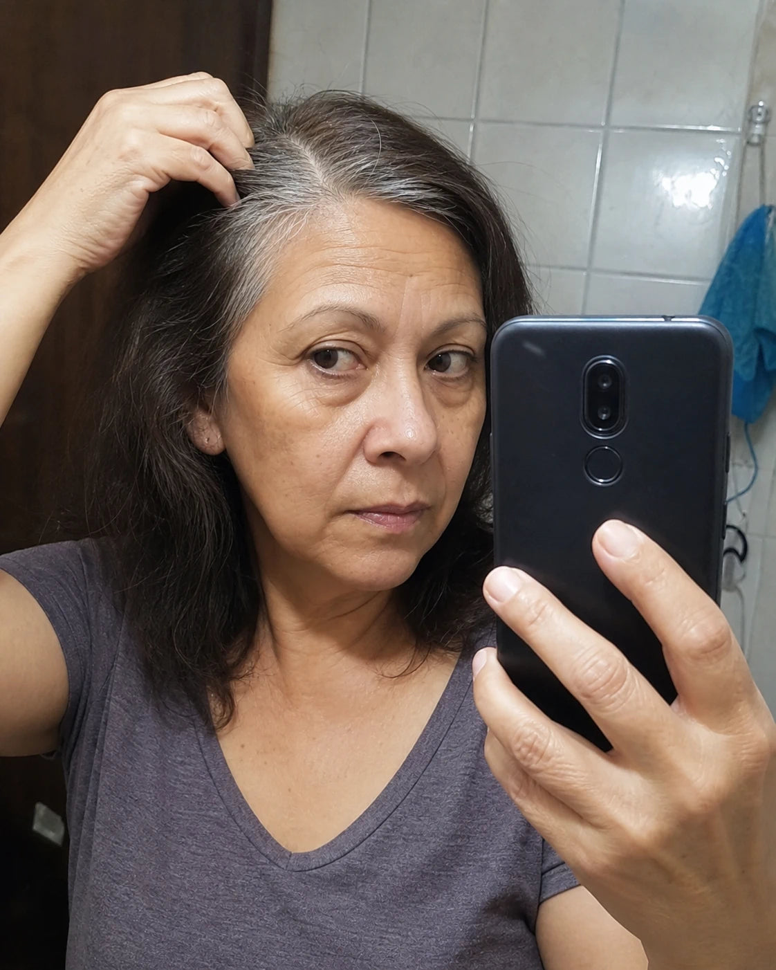 Marta mostrando su cabello frente al espejo