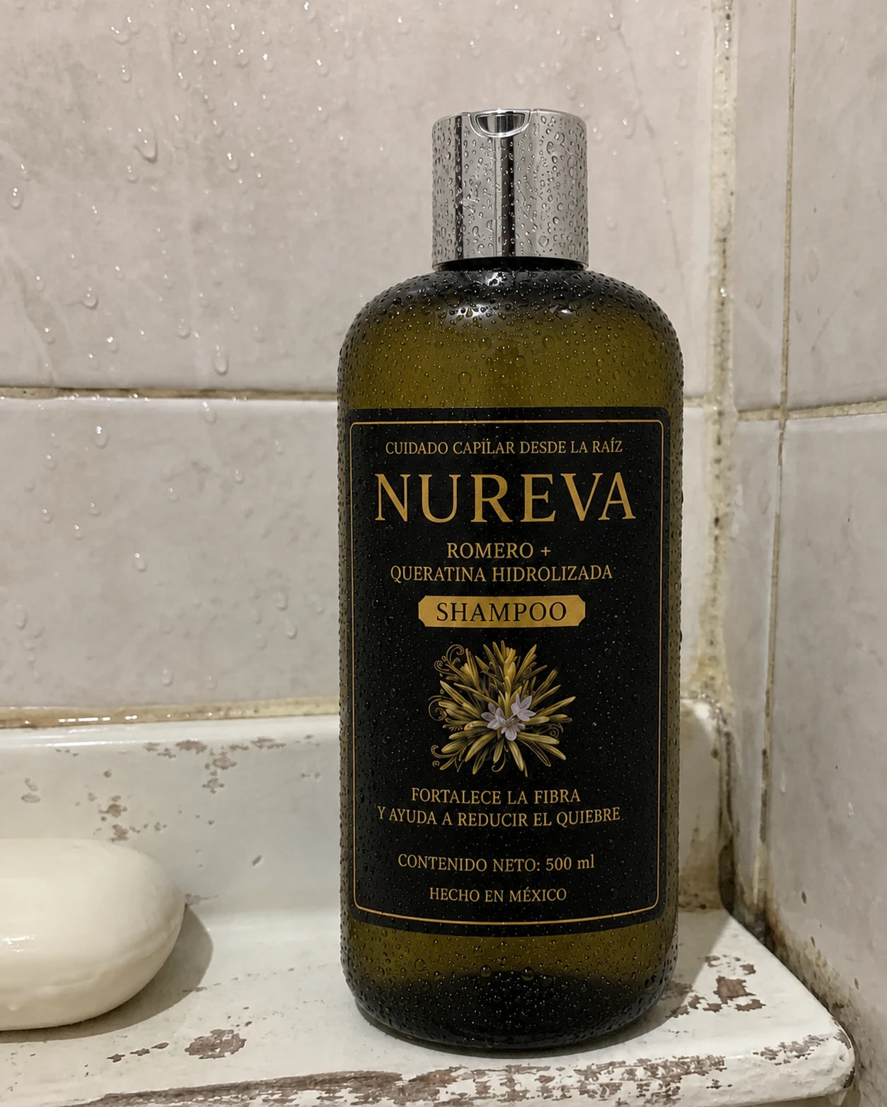 Foto amateur de Nureva de 500 ml sobre una repisa de ducha gastada