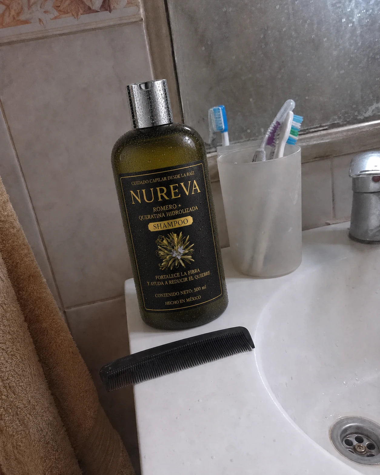 Foto amateur de Nureva de 500 ml junto a un lavatorio con cepillos y peine