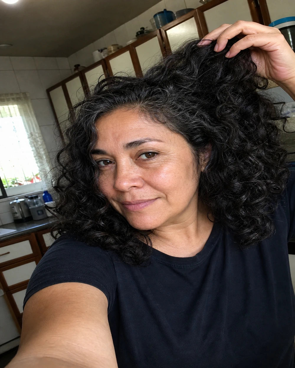 Laura mostrando sus rizos en su casa